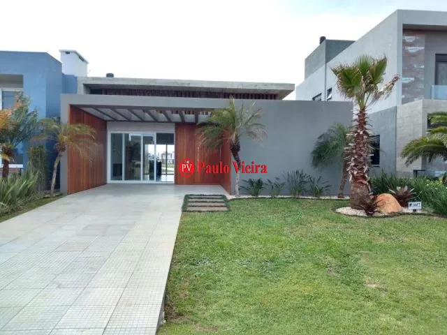 Casa térrea beira lago dentro de condomínio fechado