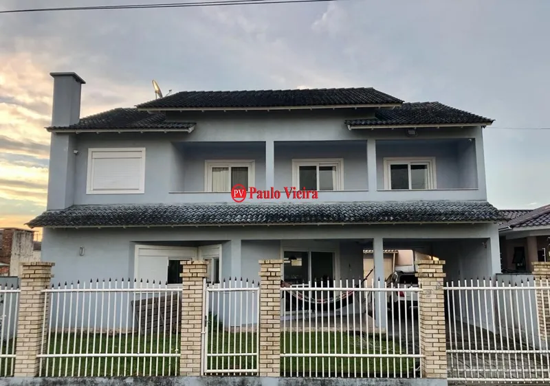 Sobrado com 5 dormitórios próximo ao mar