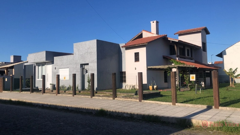 XANGRI-LA - SOBRADO EM 2 TERRENOS A UMA QUADRA DO MAR