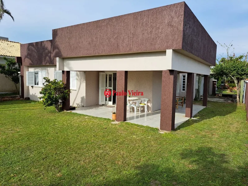 Casa com 4 dormitórios de esquina próximo ao mar: 2ª foto da galeria de imagens do imóvel