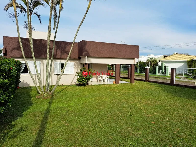 Casa com 4 dormitórios de esquina próximo ao mar