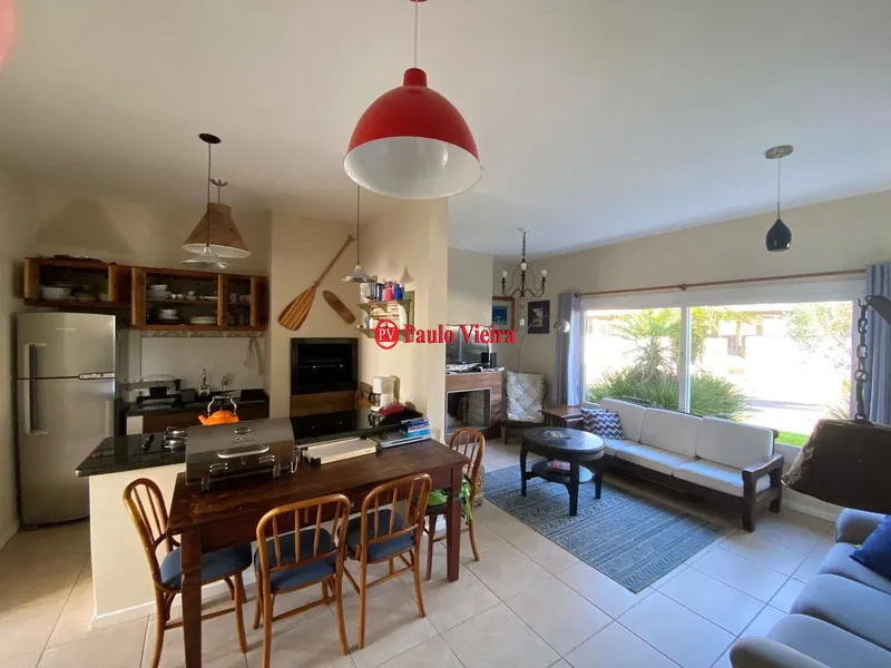 Belíssima casa em condomínio com 3 suítes