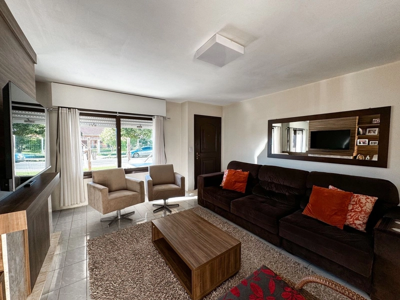 Casa com 4 dormitórios bem localizada em Capão da Canoa: 2ª foto da galeria de imagens do imóvel