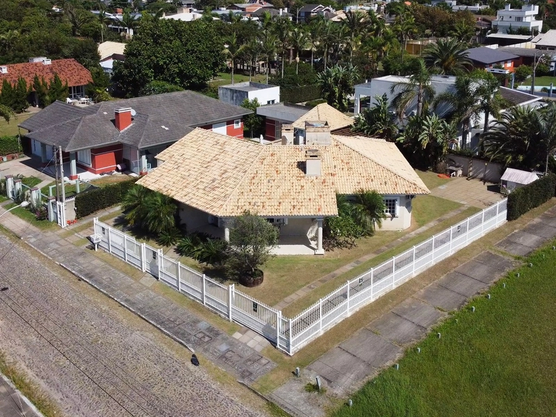 ATLÂNTIDA - CASA DE ESQUINA COM ÁREA VERDE: 1ª foto da galeria de imagens do imóvel