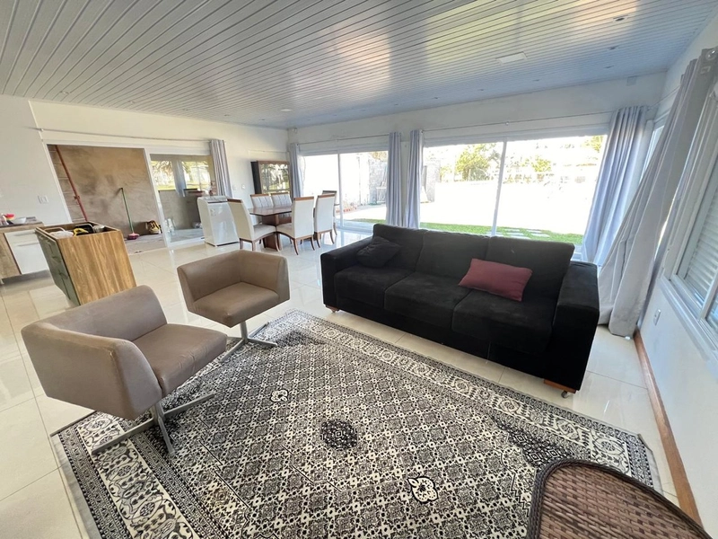 Casa com piscina e 3 dormitórios: 8ª foto da galeria de imagens do imóvel