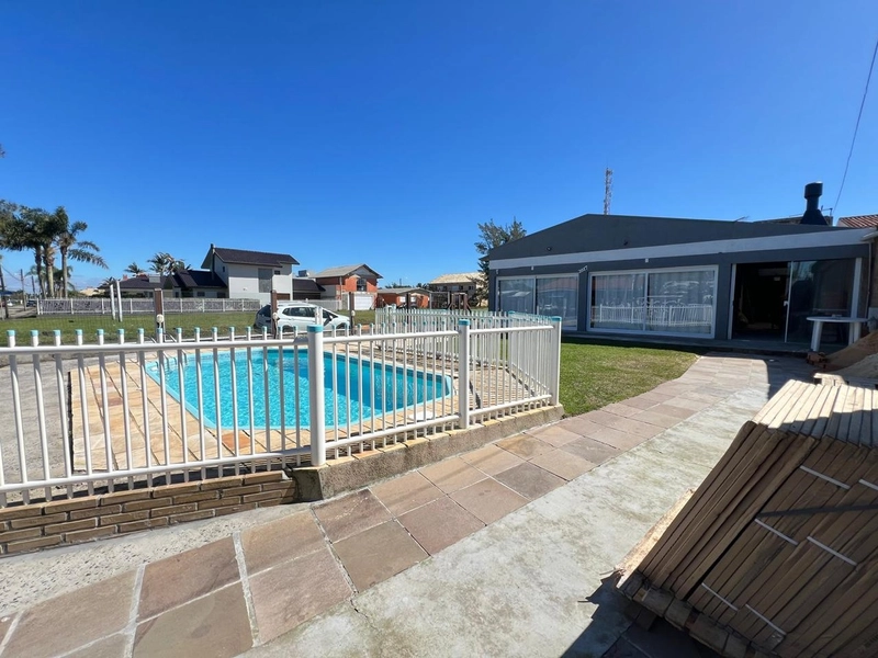 Casa com piscina e 3 dormitórios: 1ª foto da galeria de imagens do imóvel