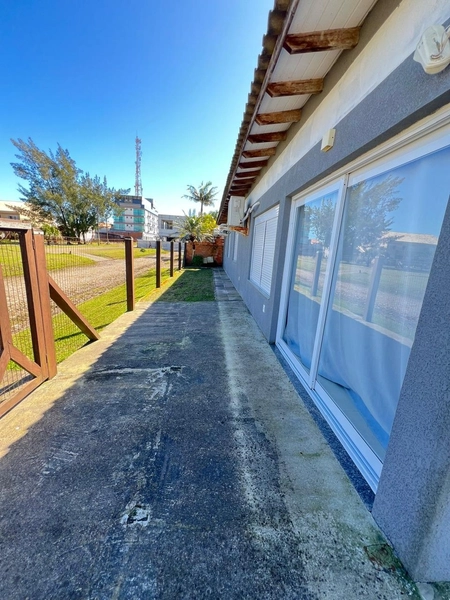 Casa com piscina e 3 dormitórios: 3ª foto da galeria de imagens do imóvel