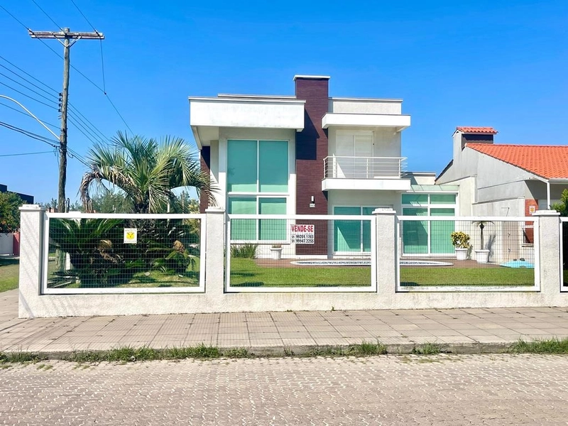 XANGRI-LÁ -  SOBRADO DE ESQUINA A POUCOS METROS DO MAR: 3ª foto da galeria de imagens do imóvel