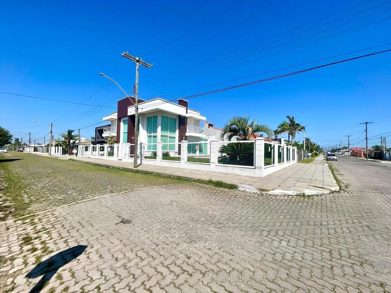 XANGRI-LÁ -  SOBRADO DE ESQUINA A POUCOS METROS DO MAR: 2ª foto da galeria de imagens do imóvel