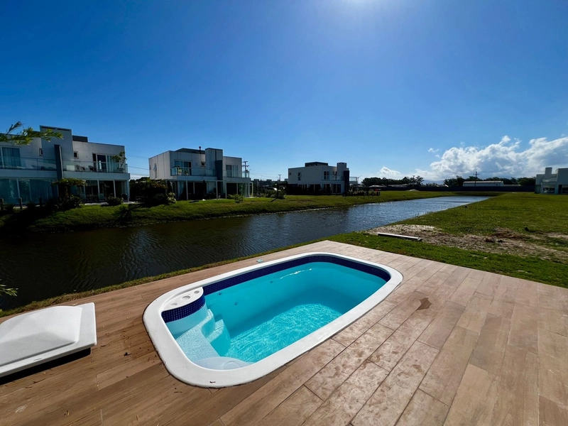 ONE -  CASA BEIRA LAGO COM 3 SUÍTES