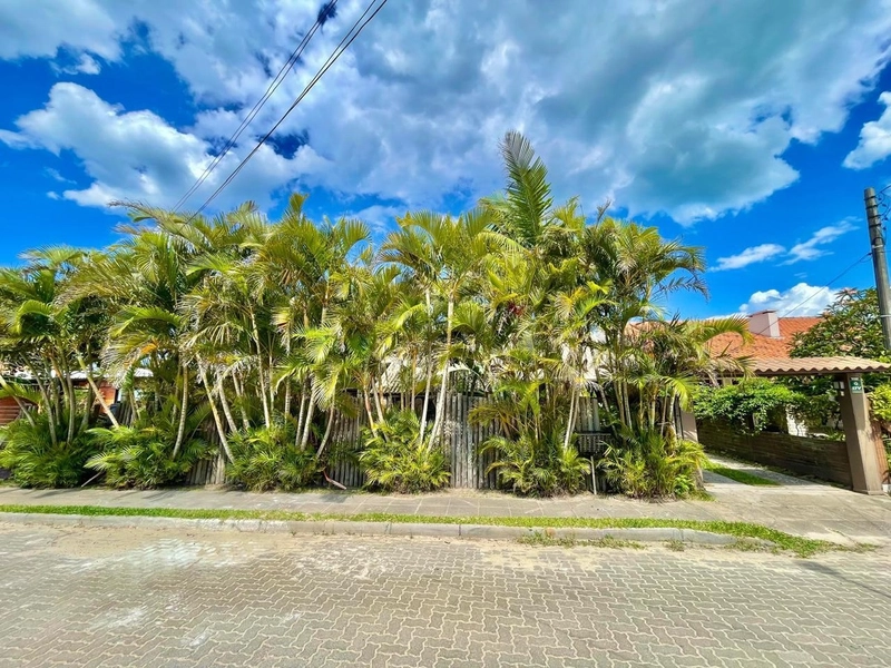 CASA COM 7 DORMITÓRIOS EM ATLÂNTIDA: 2ª foto da galeria de imagens do imóvel