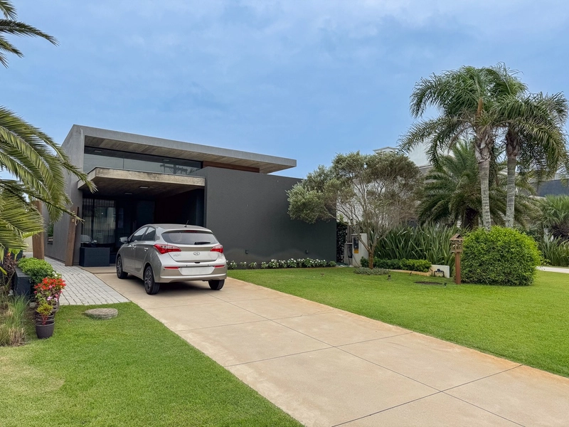 CASA EM CONDOMÍNIIO COM 4 SUÍTES