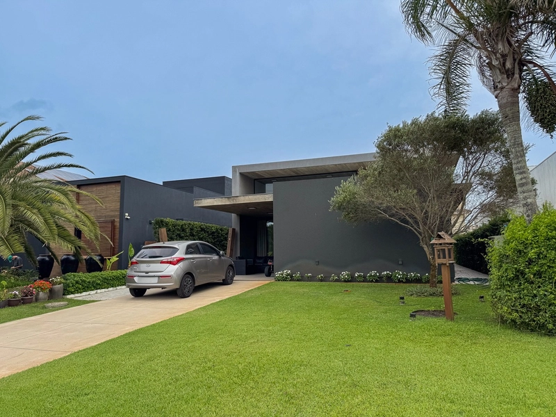 CASA EM CONDOMÍNIIO COM 4 SUÍTES: 2ª foto da galeria de imagens do imóvel