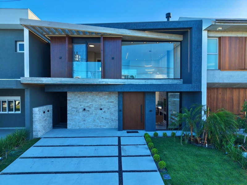 SOBRADO EM CONDOMÍNIO COM 4 SUÍTES