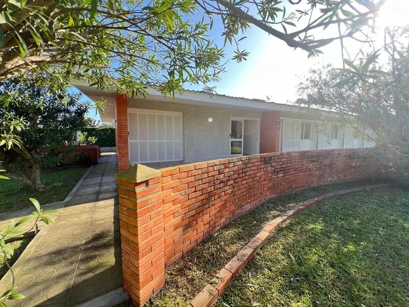 ATLÂNTIDA - CASA DE ESQUINA COM TERRENO DIFERENCIADO: 4ª foto da galeria de imagens do imóvel