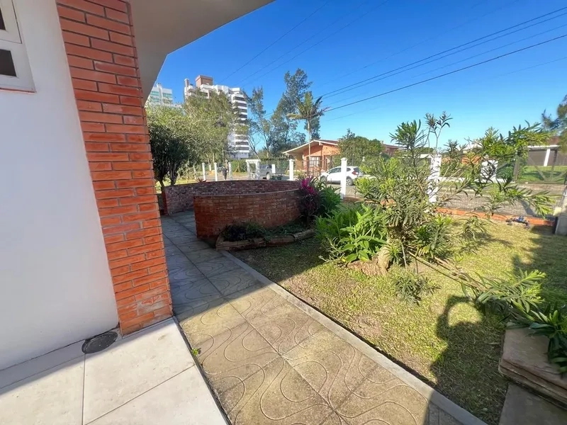 ATLÂNTIDA - CASA DE ESQUINA COM TERRENO DIFERENCIADO: 2ª foto da galeria de imagens do imóvel