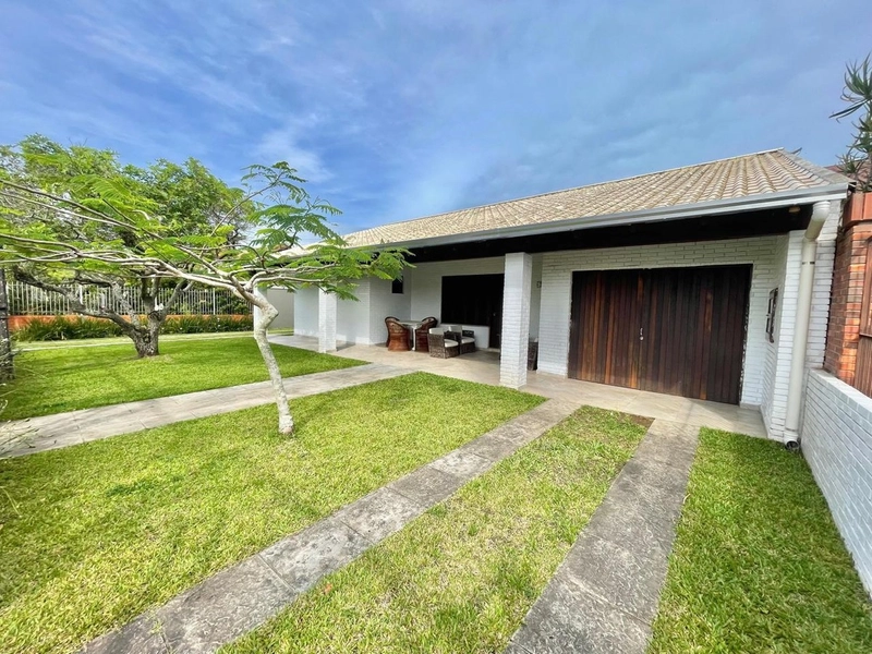 CASA COM PISCINA EM ATLÂNTIDA COM 5 DORMITÓRIOS: 2ª foto da galeria de imagens do imóvel