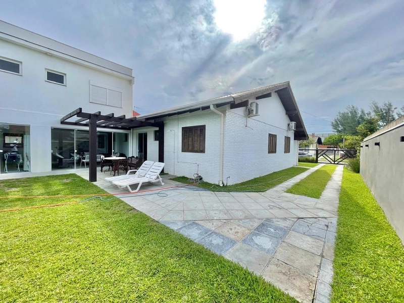 CASA COM PISCINA EM ATLÂNTIDA COM 5 DORMITÓRIOS: 4ª foto da galeria de imagens do imóvel