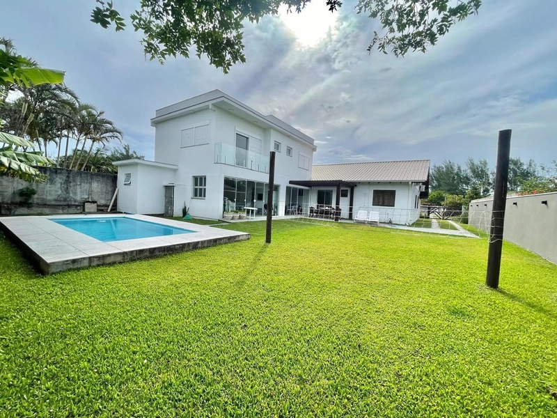 CASA COM PISCINA EM ATLÂNTIDA COM 5 DORMITÓRIOS