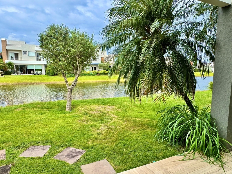 XANGRI-LÁ - CONDOMÍNIO ENSEADA LAGOS - CASA BEIRA-LAGO, 4 SUÍTES: 8ª foto da galeria de imagens do imóvel