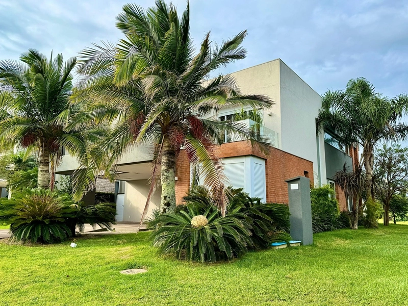 XANGRI-LÁ - CONDOMÍNIO ENSEADA LAGOS - CASA BEIRA-LAGO, 4 SUÍTES: 2ª foto da galeria de imagens do imóvel