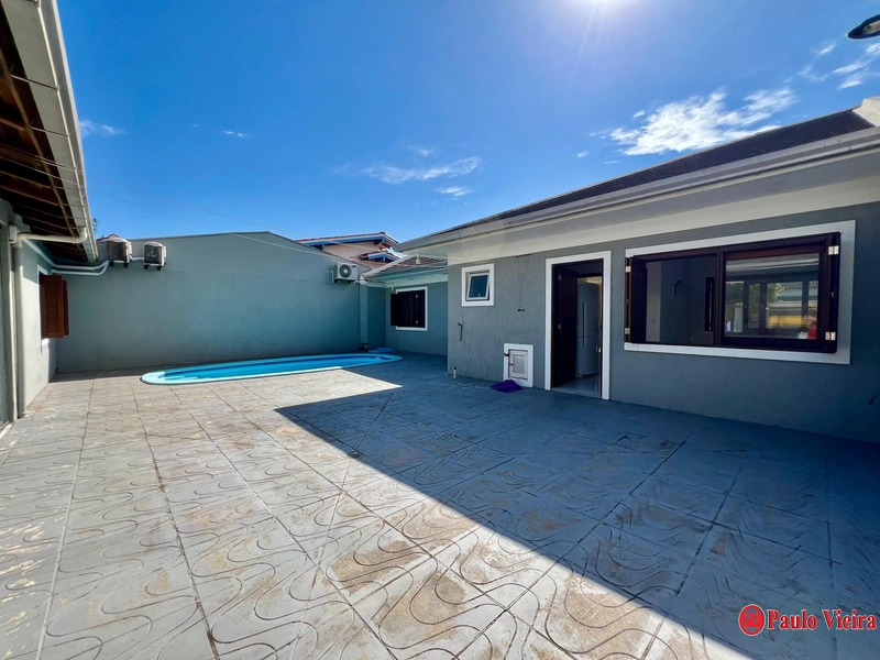 XANGRI-LÁ - CASA TÉRREA 4 DORMITÓRIOS, COM PISCINA - PERTO DO MAR: 4ª foto da galeria de imagens do imóvel