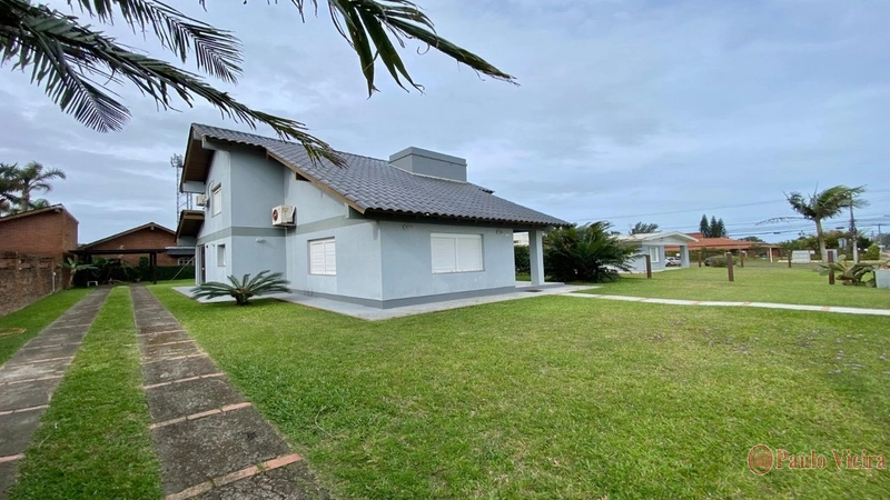 ATLÂNTIDA - EXCELENTE SOBRADO LOCALIZADO A APENAS ALGUNS METROS DO MAR