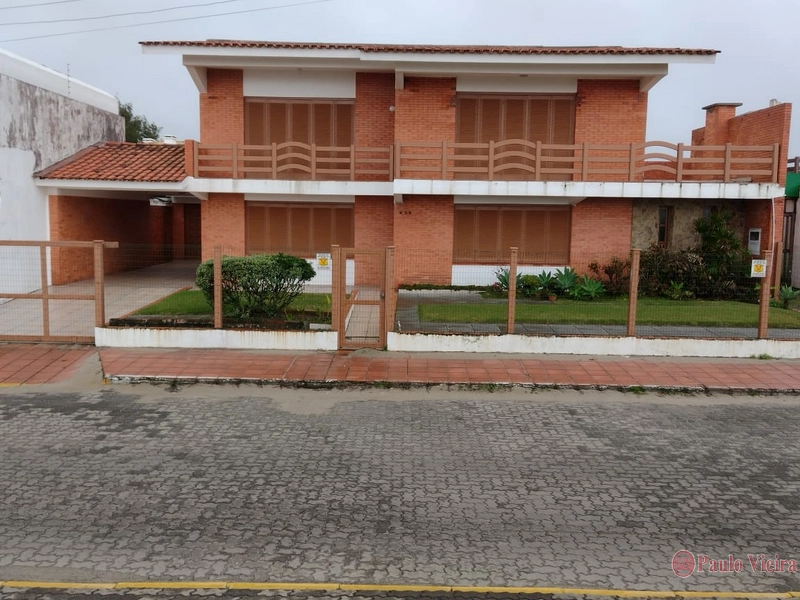 ATLÂNTIDA - EXCELENTE SOBRADO LOCALIZADO A BEIRA MAR