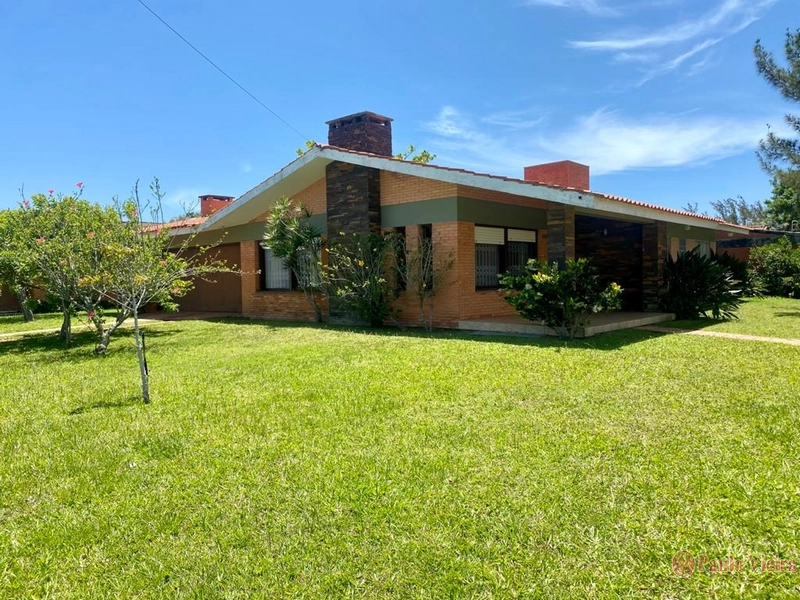 Casa de esquina com 4 dormitórios perto do mar