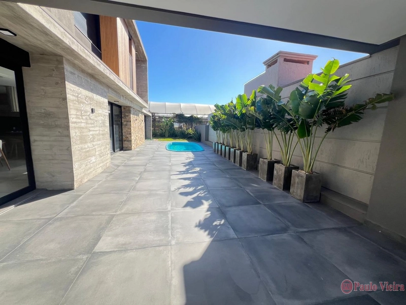 XANGRI-Á -  EXCELENTE  SOBRADO COM 5 DORMITÓRIOS E PISCINA: 3ª foto da galeria de imagens do imóvel