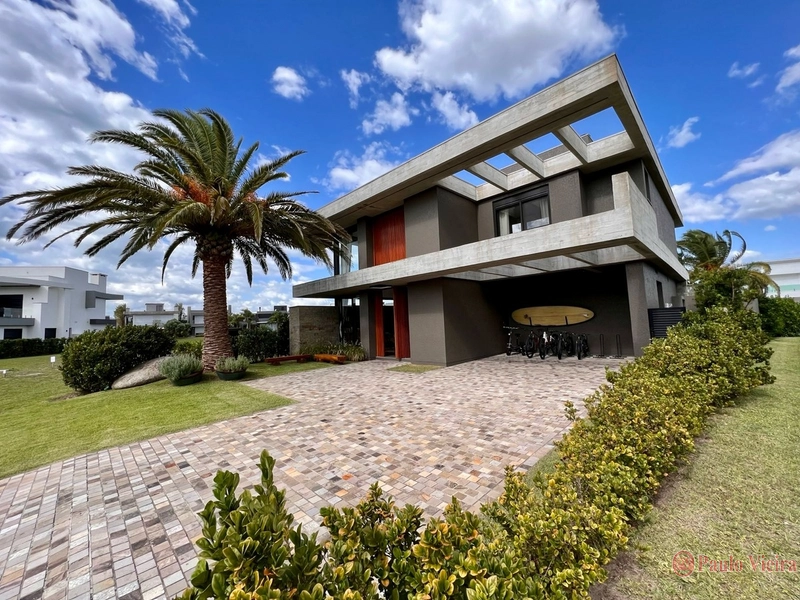 ENSEADA -  LUXUOSO SOBRADO EM LOCALIZAÇÃO PRIVILEGIADA