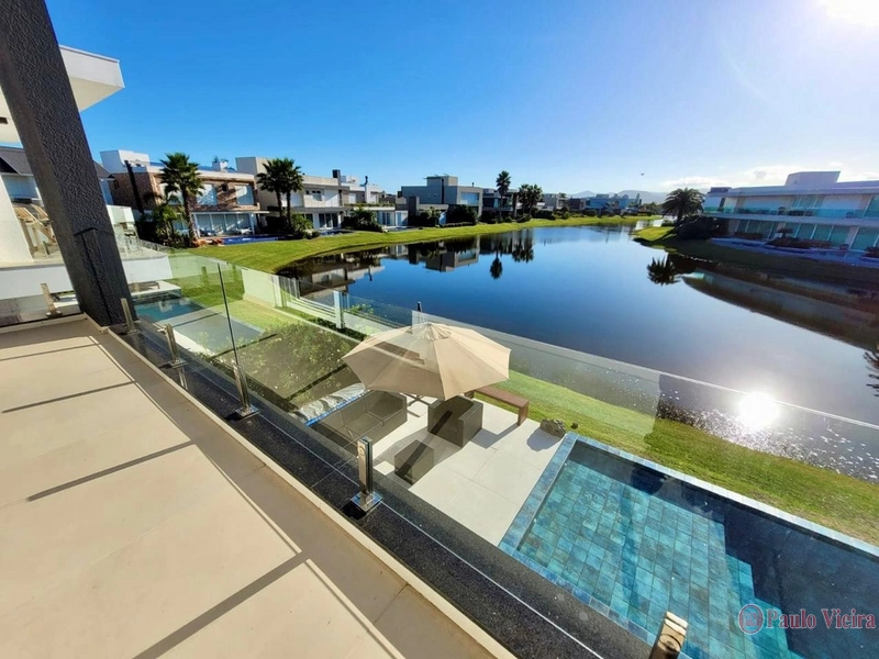 ENSEADA -  SOBRADO BEIRA LAGO, COM 5 SUÍTES: 3ª foto da galeria de imagens do imóvel