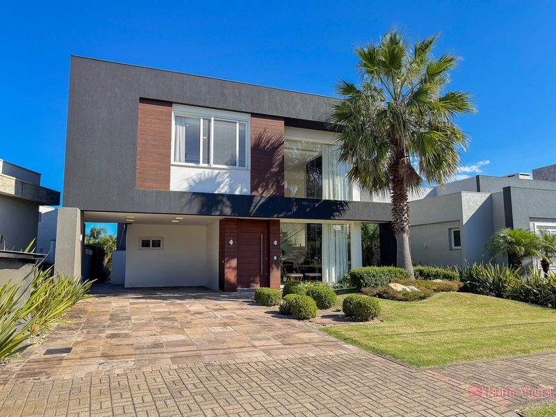 SOBRADO EM CONDOMÍNIO COM 4 SUÍTES