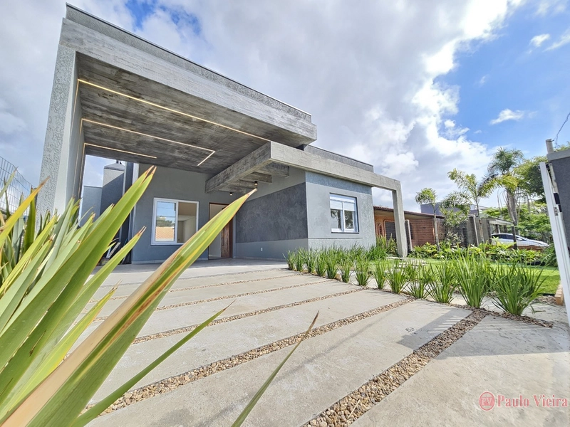 RAINHA DO MAR -  Casa Nova com 3 Dormitórios e Frente Leste