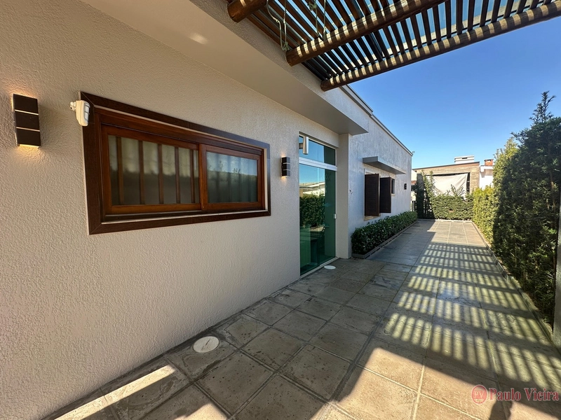 XANGRI-LÁ - CASA TÉRREA, FRENTE SERRA, EM ÓTIMA LOCALIZAÇÃO: 3ª foto da galeria de imagens do imóvel