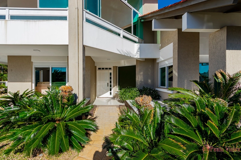 XANGRI-LÁ - CASA DESLUMBRANTE A UMA QUADRA DO MAR: 79ª foto da galeria de imagens do imóvel