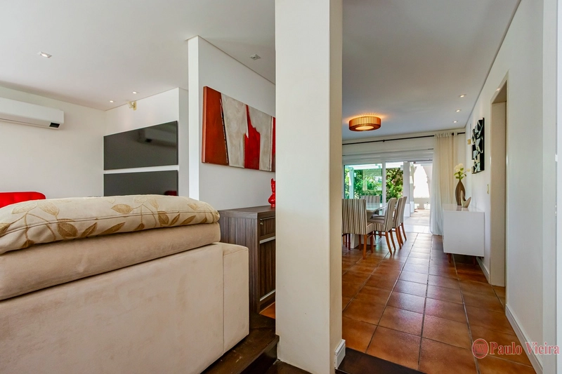 XANGRI-LÁ - CASA DESLUMBRANTE A UMA QUADRA DO MAR: 2ª foto da galeria de imagens do imóvel