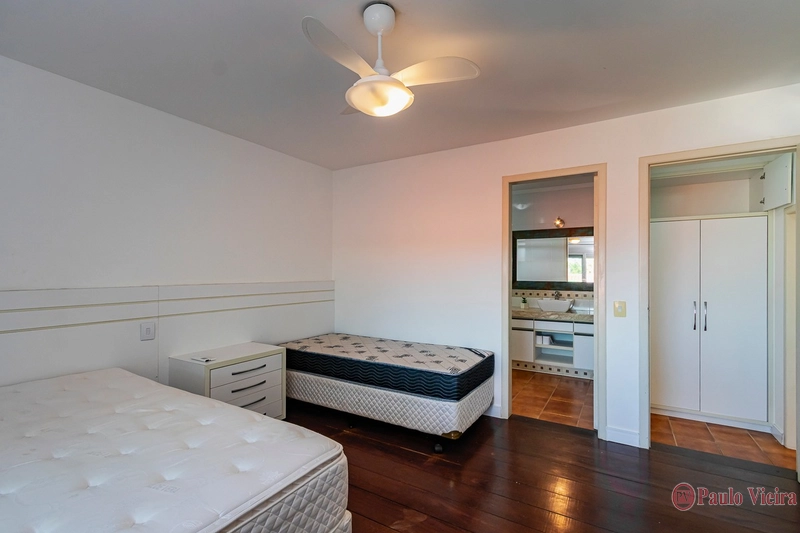 XANGRI-LÁ - CASA DESLUMBRANTE A UMA QUADRA DO MAR: 28ª foto da galeria de imagens do imóvel