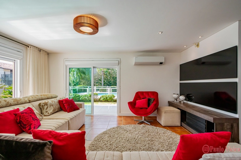 XANGRI-LÁ - CASA DESLUMBRANTE A UMA QUADRA DO MAR: 3ª foto da galeria de imagens do imóvel