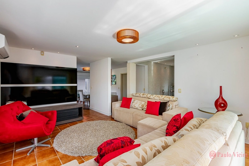 XANGRI-LÁ - CASA DESLUMBRANTE A UMA QUADRA DO MAR: 4ª foto da galeria de imagens do imóvel