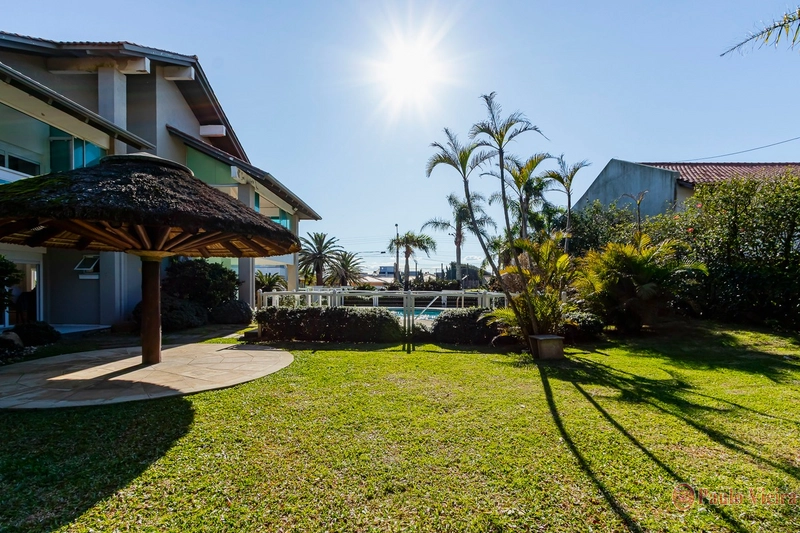 XANGRI-LÁ - CASA DESLUMBRANTE A UMA QUADRA DO MAR: 69ª foto da galeria de imagens do imóvel