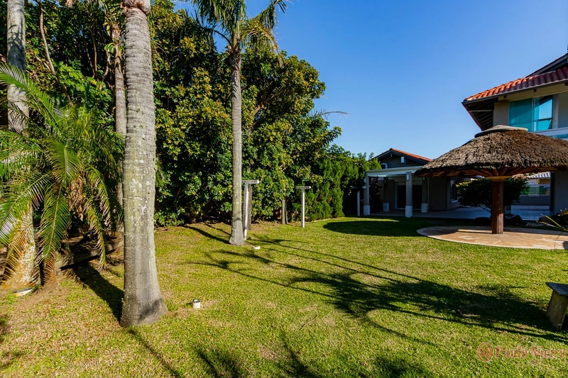 XANGRI-LÁ - CASA DESLUMBRANTE A UMA QUADRA DO MAR: 70ª foto da galeria de imagens do imóvel