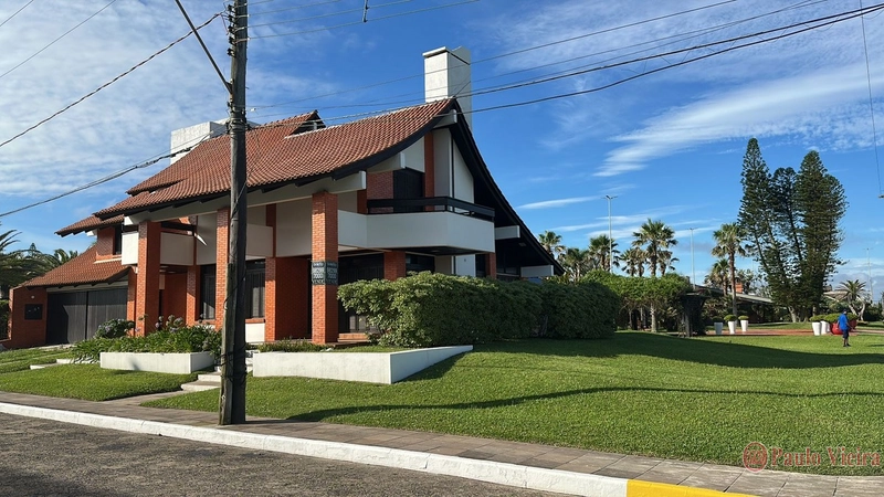 ATLÂNTIDA -  EXCELENTE SOBRADO A UMA QUADRA DO MAR: 1ª foto da galeria de imagens do imóvel