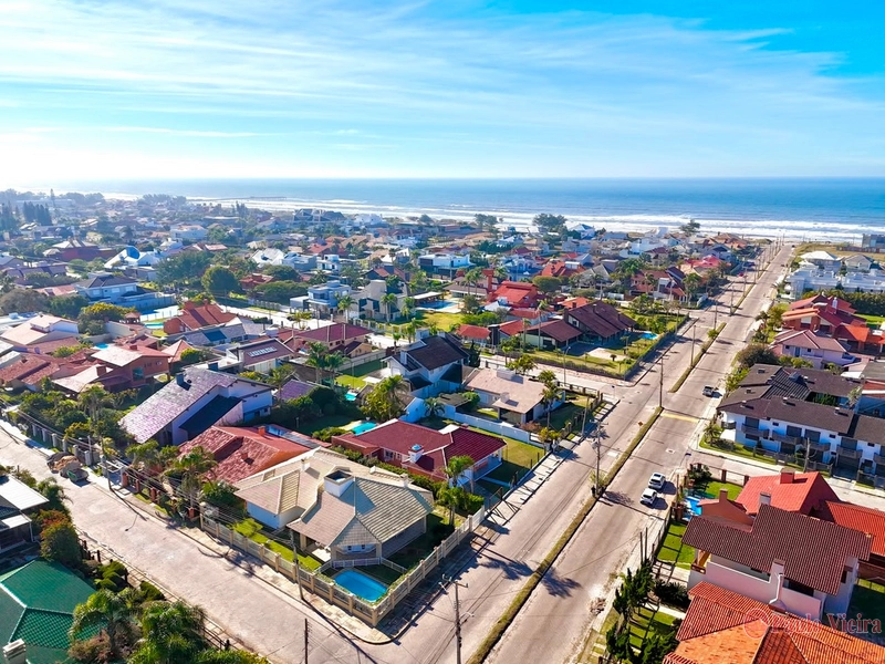 ATLÂNTIDA- Casa com 4 dormitórios, próximo ao mar.: 2ª foto da galeria de imagens do imóvel