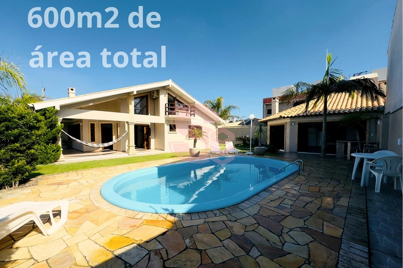 LINDO IMÓVEL À 100M DO MAR! ÁREA COM 600m2!: 1ª foto da galeria de imagens do imóvel