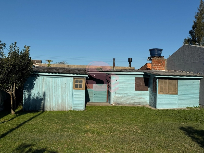 Casa de madeira bem localizada: 2ª foto da galeria de imagens do imóvel