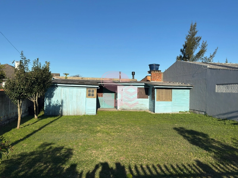 Casa de madeira bem localizada: 1ª foto da galeria de imagens do imóvel