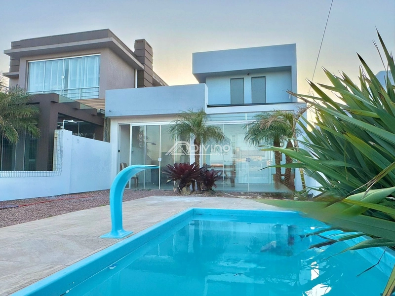 Imóvel à venda, a apenas 4 quadras do mar e com piscina, localizad
