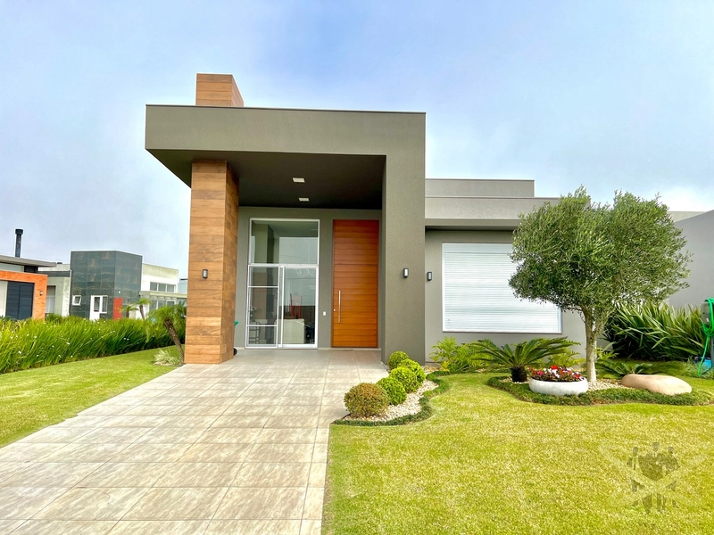 Casa beira lago no condomínio Riviera.