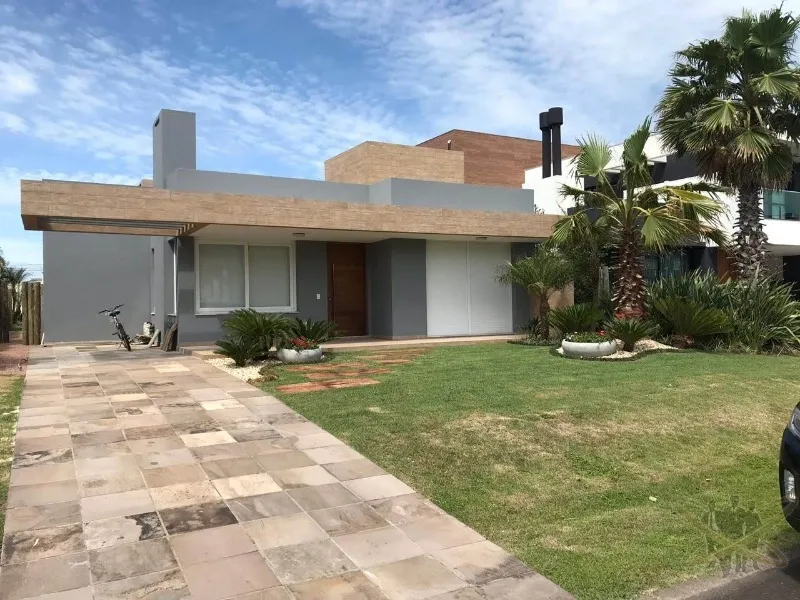 Casa térrea, mobiliado e decorada.